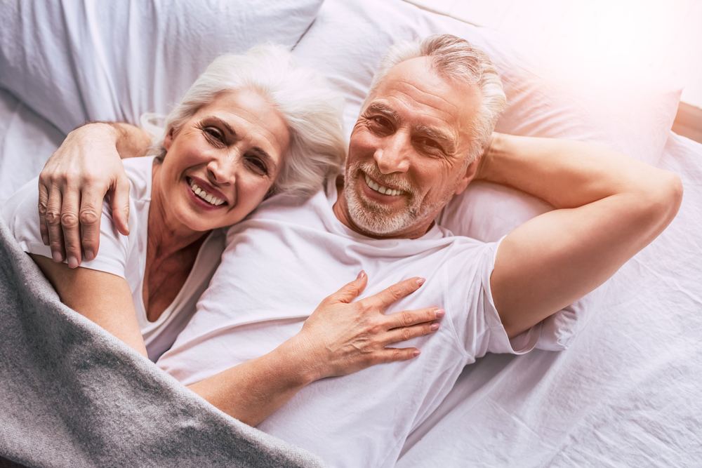 Couple de seniors souriant